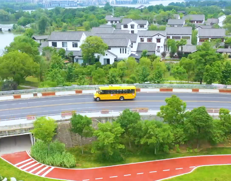 當中通校車遇見黃岡